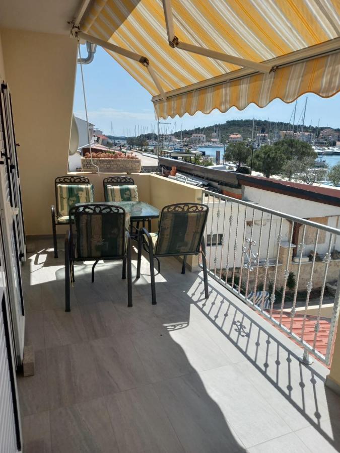 Apartman Rebeka Jezera Exterior photo